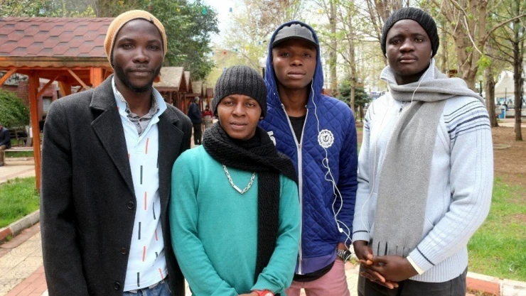 Profesyonel futbolcu olacaklardı aç susuz ortada kaldılar