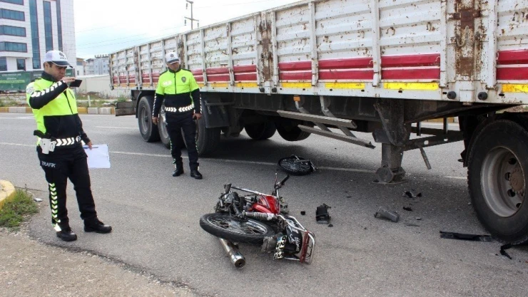 Tır'ın altına giren motosikletin tekeri yerinden fırladı