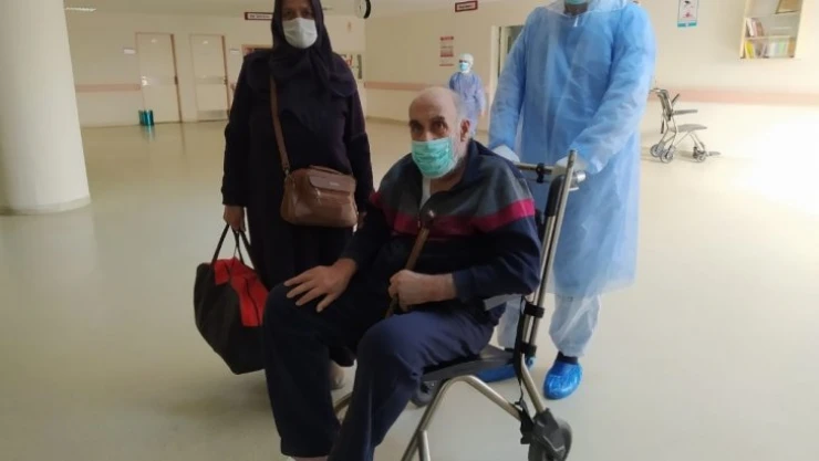 64 yaşında korona virüsü yenerek alkışlarla taburcu oldu