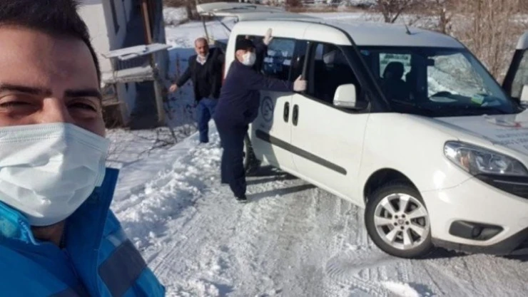 90 yaşın üzerindekilere aşıları evlerinde yapılıyor