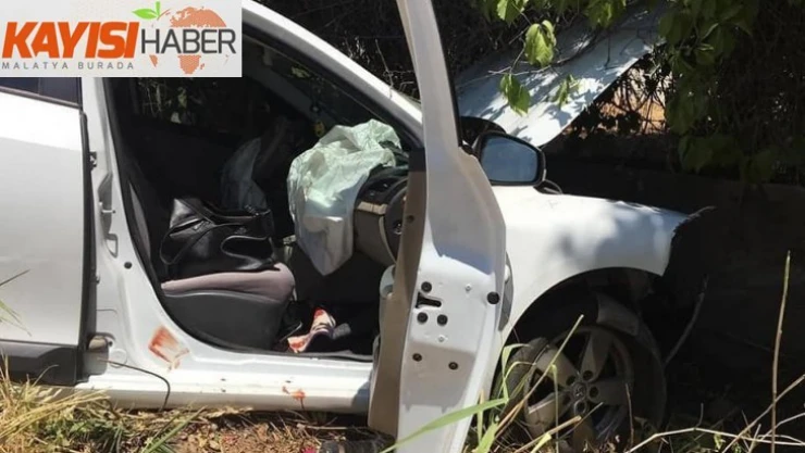 Adıyaman'da otomobil duvara çaptı: 3 Yaralı