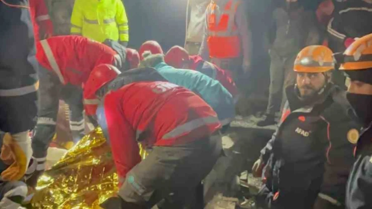 AFAD ekipleri 120 saat sonra enkazdan bir vatandaşı sağ çıkardı