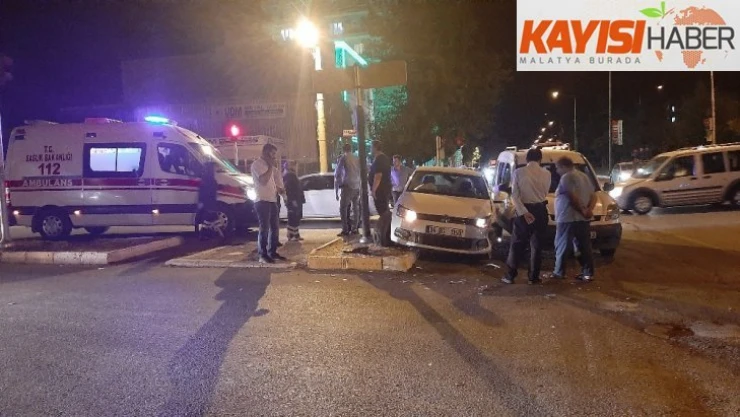 Ambulansa yol vermek istersen çarpıştılar: 1 yaralı