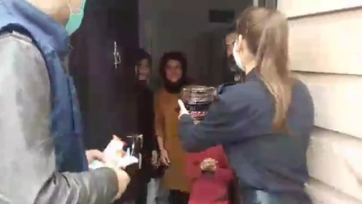 Annelerine doğum günü sürprizi için polisten yardım istediler