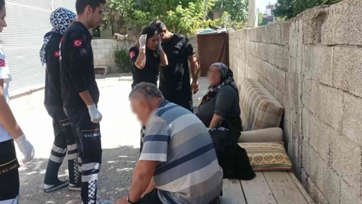 Annesini bıçakladı, babasını darp etti