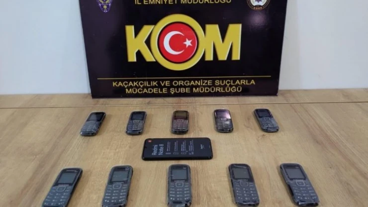 Aracın aksamlarında saklanan telefonlar ele geçirildi