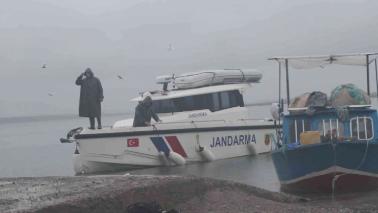 Balık tutmak için ağları gerdirirken tekneden düşüp suda kayboldu