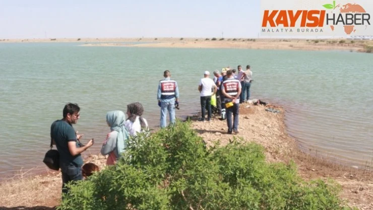 Balık tutmak için girdiği gölette boğuldu