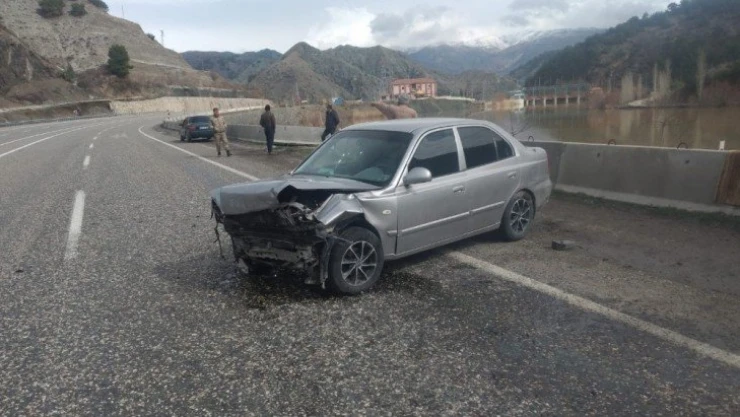 Bariyere çarpan otomobilin sürücüsü yaralandı