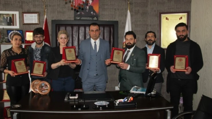 Başarılı kuaförlere plaket verildi