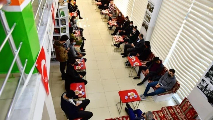 Başkan Çınar, millet kıraathanesinde gençlerle buluştu