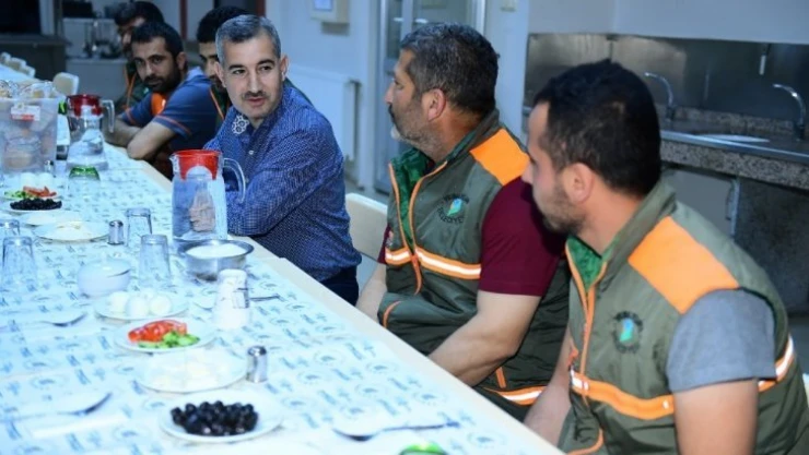 Mehmet Çınar, temizlik personeli ile sahur yaptı