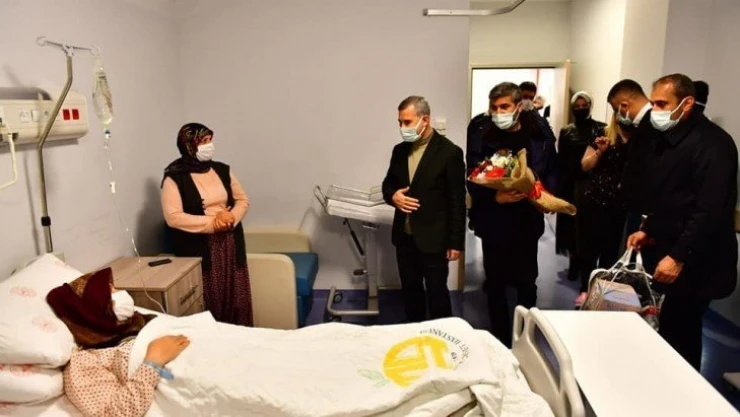 Başkan Çınar, yeni yılın ilk bebeklerini ziyaret etti