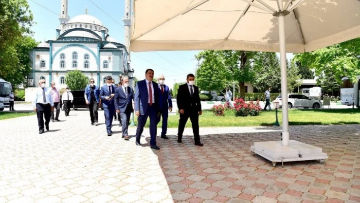 Başkan Gürkan, bayram öncesi şehir mezarlığını ziyaret etti