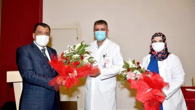 Başkan Gürkan'dan hemşirelere çiçek ve hediye