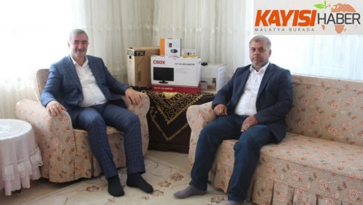 Başkan Turanlı, muhtarlara bilgisayar hediye etti