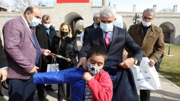 650 çocuğa kışlık kıyafet ve kırtasiye yardımı