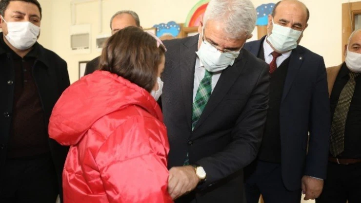 İhtiyaç sahipleri çocuklara yardım