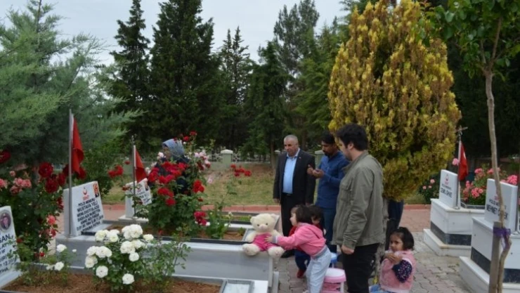 Bayramın ilk günü şehitliklerde buruk bayram