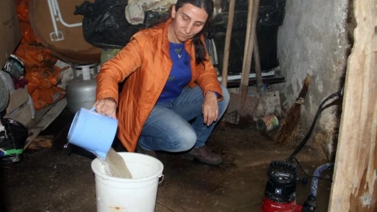 Bodrumlarından su çıkan aile şaşkına döndü