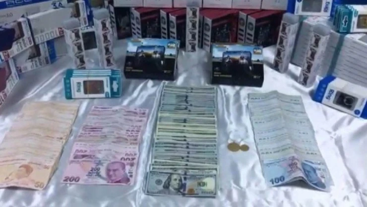 Çaldıkları altınları bozdurup dolara çevirmişler