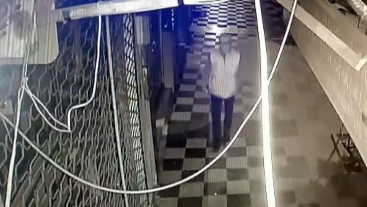 Camı kırarak telefonları çaldı