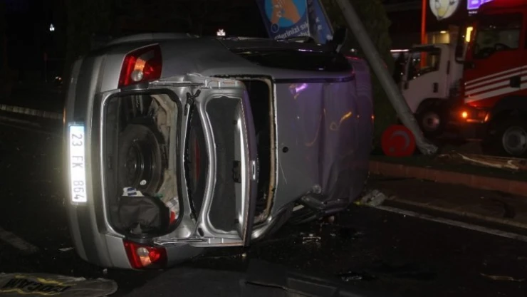 Çarpışan otomobillerden biri yan yattı: 3 yaralı