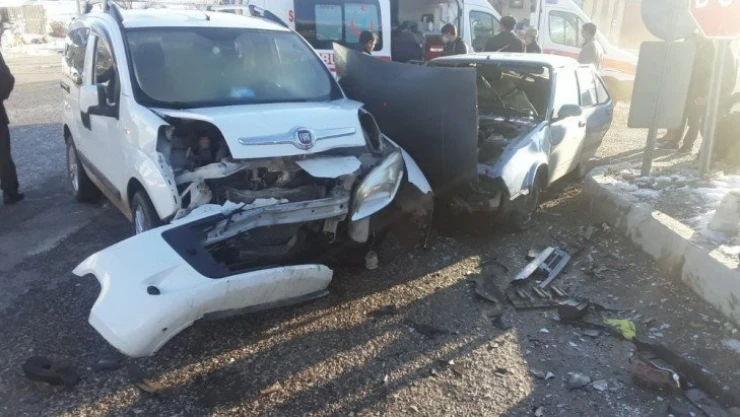 Çelikhan'da iki araç çarpıştı: 4 yaralı