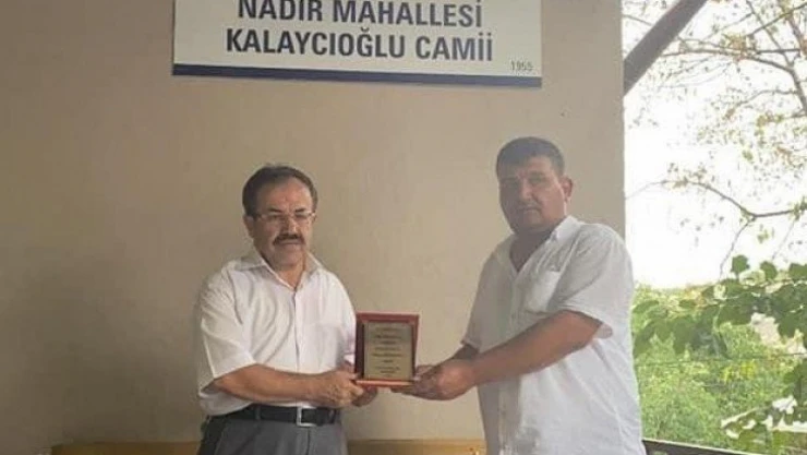 Aynı yerde imamlık yapan din görevlisine plaketli uğurlama