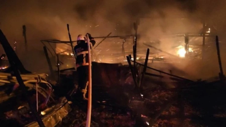 Çıkan yangın lokantayı küle çevirdi