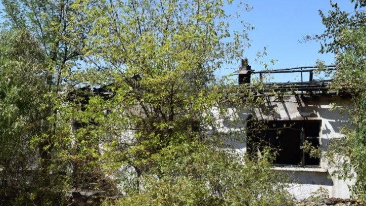 Çıkardığı yangında söndürme çalışmalarını izlerken yakalandı