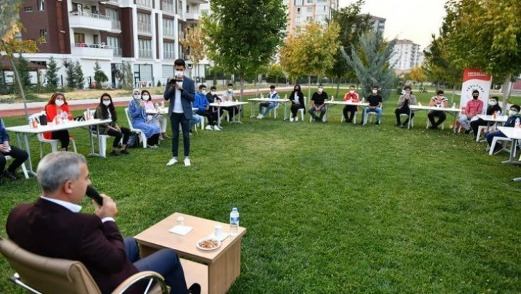 Çınar, bilgi evinde gençlerle bir araya geldi