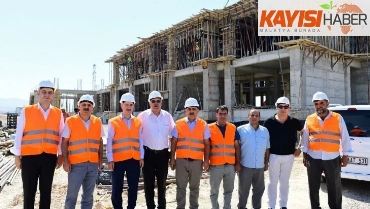 Çınar, yapımı devam eden Gençlik Merkezi'ni inceledi