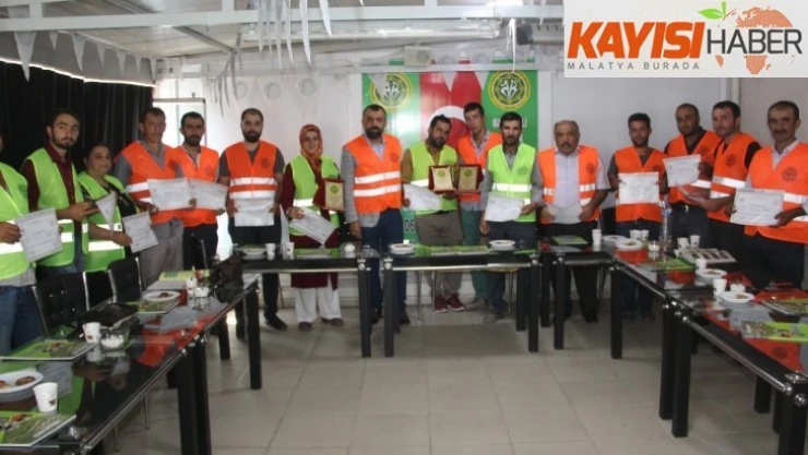 Çobanlara fosforlu yelek dağıtıldı