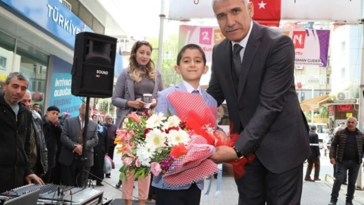 Şemsiye sokakta bayram sevinci