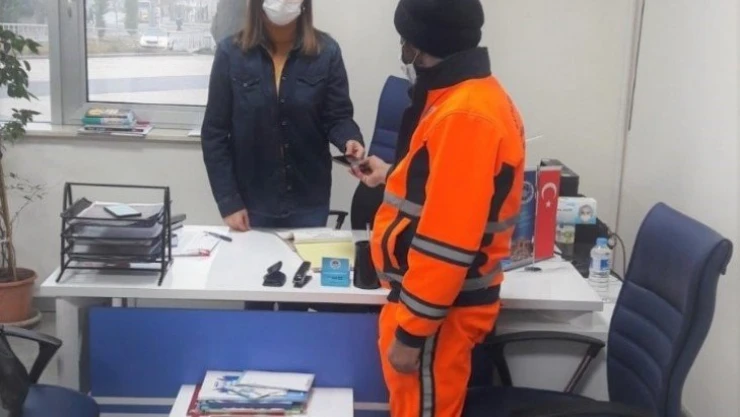 Çöp temizlerken eşya buluyor, her seferinde örnek oluyor