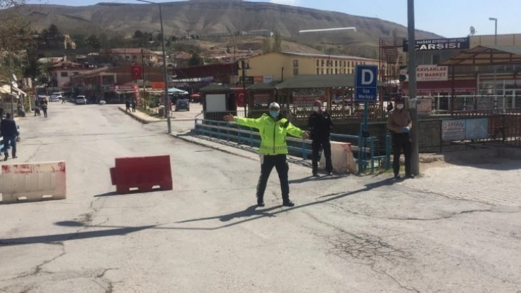 O ilçe merkezi trafiğe kapatıldı