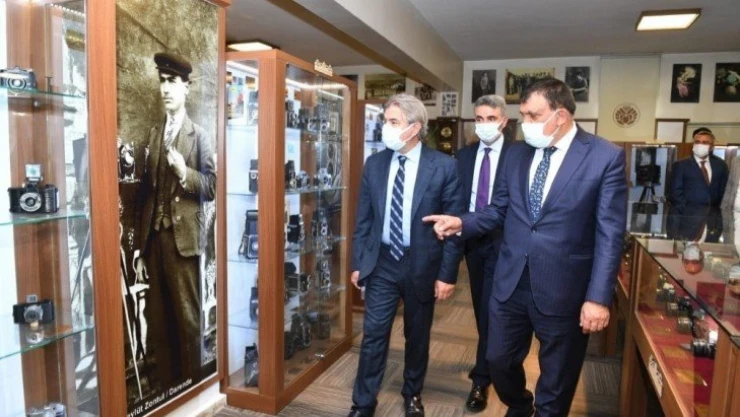 Demircan fotoğraf makinesi müzesine hayran kaldı