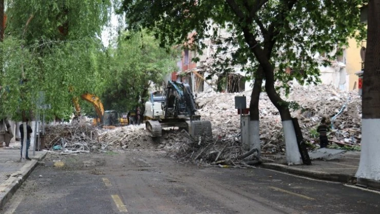 Depremde ağır hasar gören bina kontrollü yıkılıyor