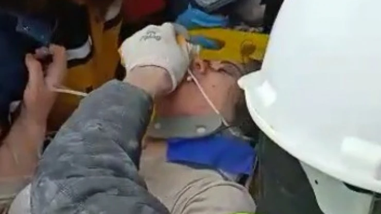 Depremin 102. saatinde inanılmaz kurtuluş