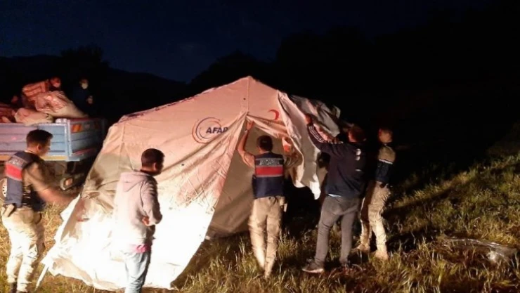 Depremzedeler için çadır kuruldu