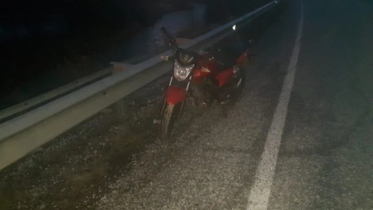 Devrilen motosiklet sürücüsü yaralandı