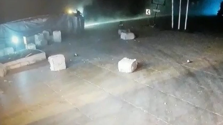 Devrilen tırın dorsesindeki pamuk balyaları etrafa saçıldı