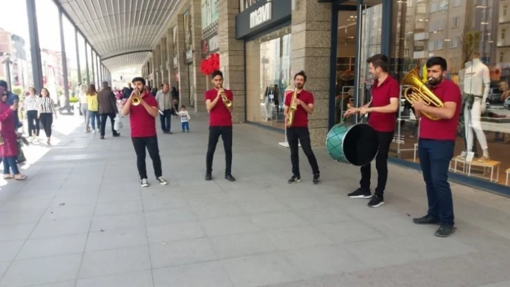 Doğa Caddede Anneler Günü coşkusu