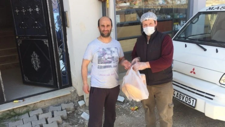 Doğanşehir'de fırıncılar ekmekleri evlere götürüyor
