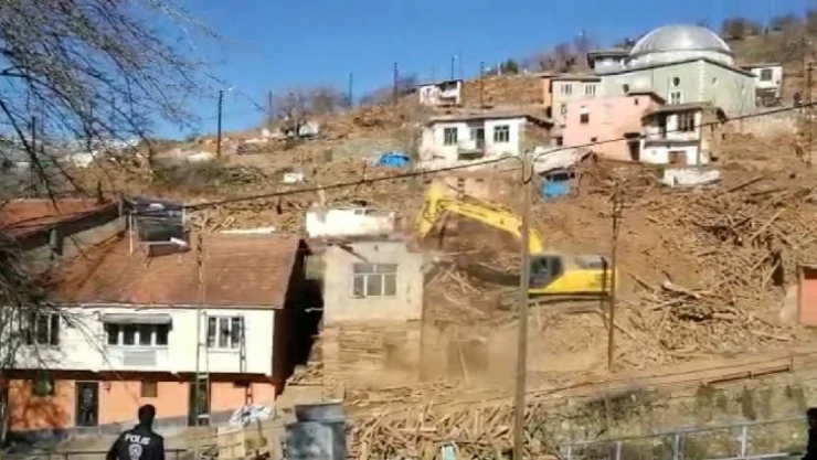 Doğanyol'da hasarlı evler yıkılmaya başlandı