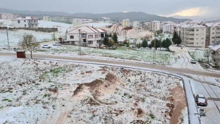 Dolu yağışı Gölbaşı'nı beyaza bürüdü