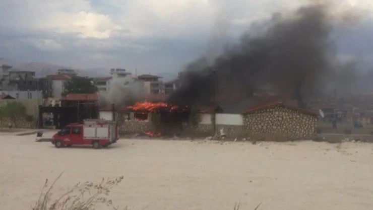 Düğün salonunda çıkan yangın paniğe neden oldu