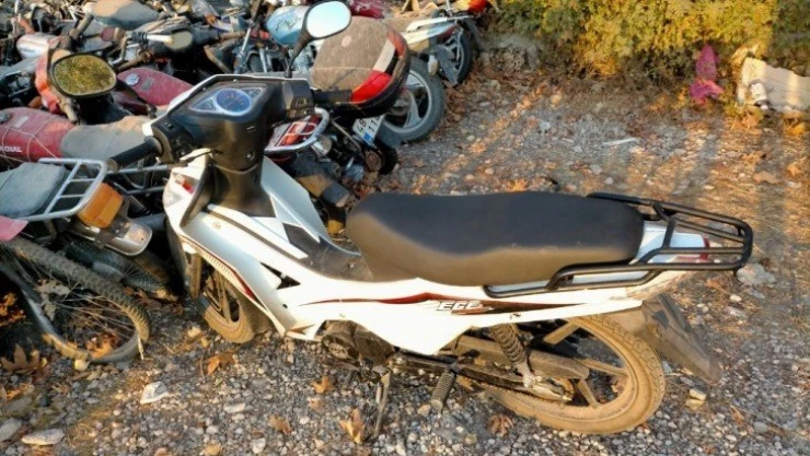 Durdurulan plakasız motosiklet çalıntı çıktı