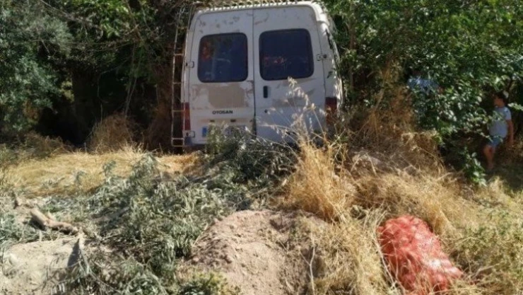 El freni çekilmeyen minibüs dereye uçtu